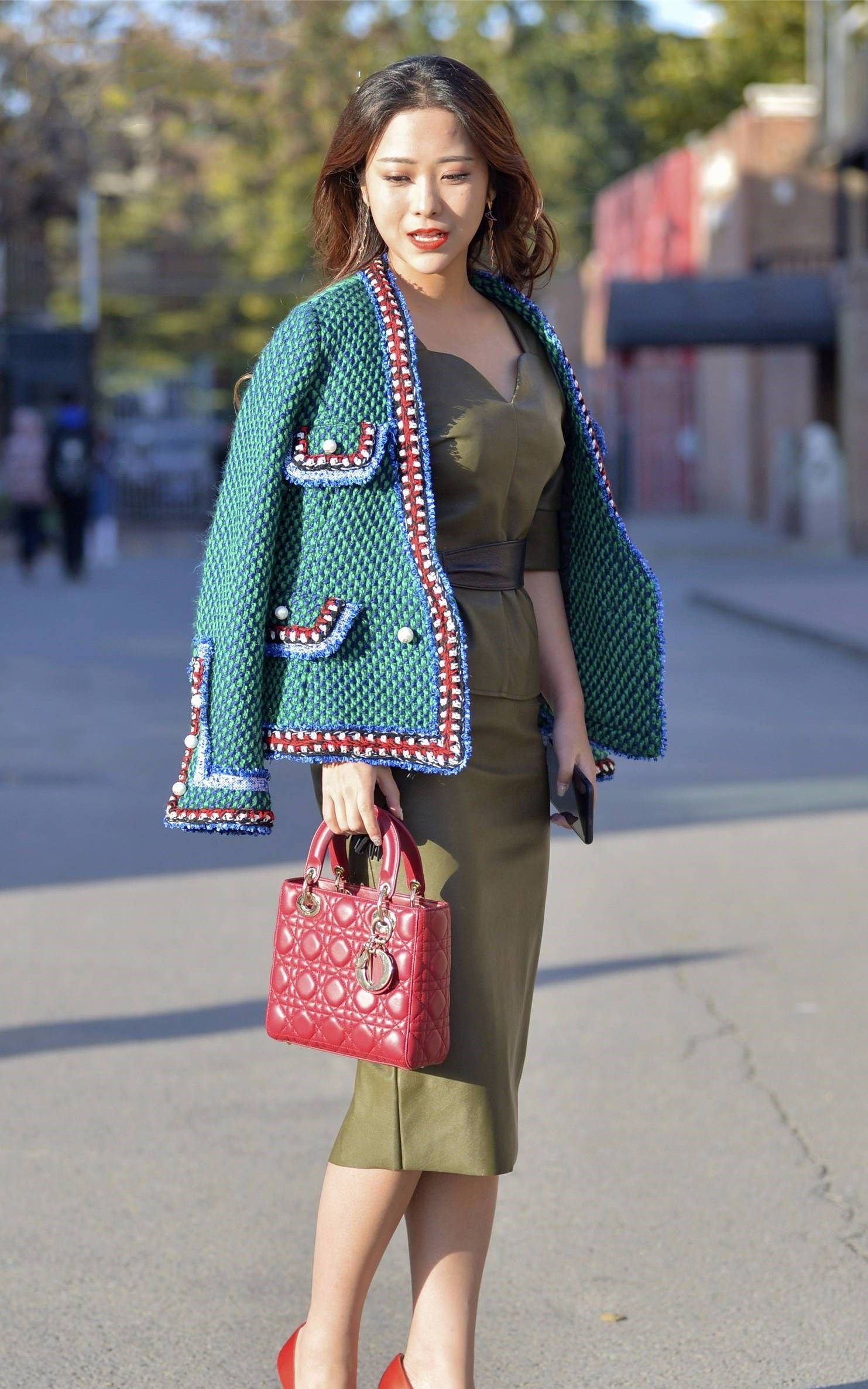 红绿撞色搭配最挑人美女大胆采用红绿撞色搭配尽显时尚魅力