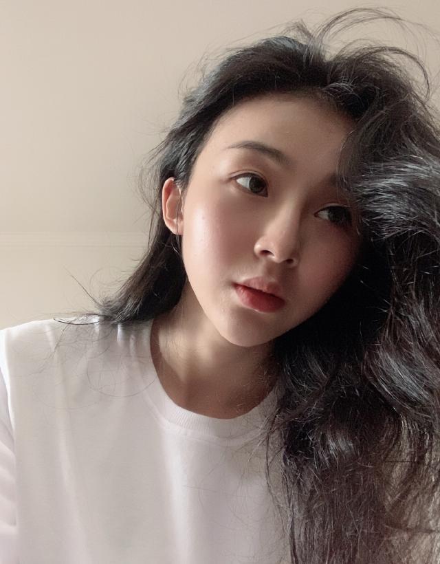 被誉中国卡戴珊,清纯貌美爱发游泳照秀身材,浴袍照成亮点放大看