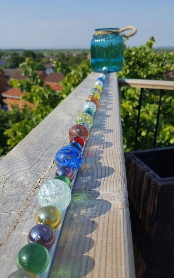 儿子丢掉的玻璃弹珠,这位国外老爸攒了一箱,填充院子围墙