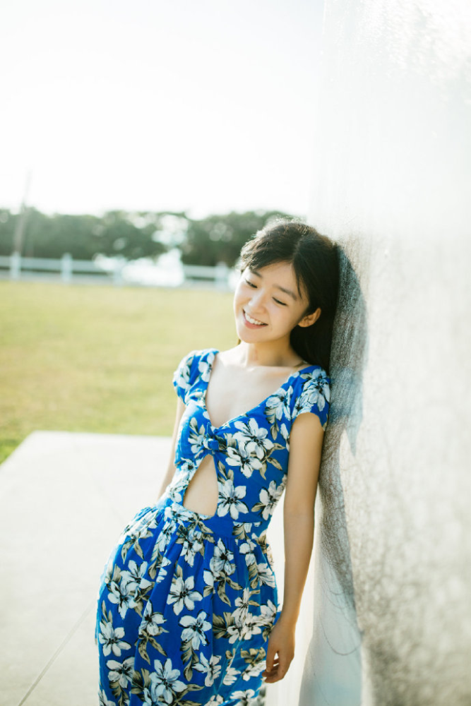 宋伊人真会穿,一件蓝色印花连衣裙呈现出满满时尚感,少女感十足