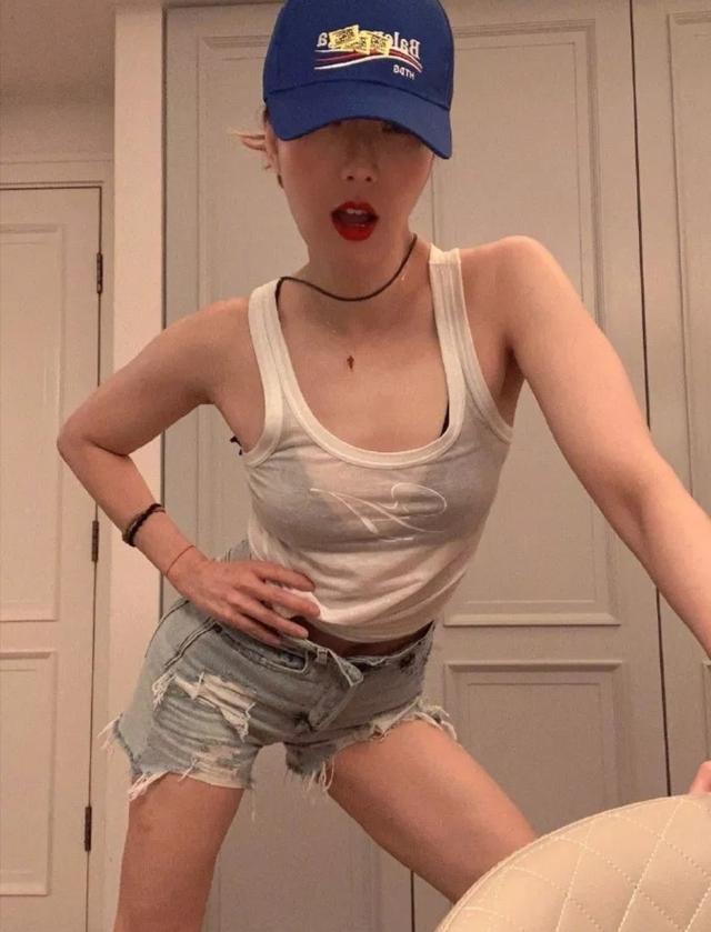 郑秀文沉迷健身!瘦到85斤一身热辣风秀零号身材,肩膀比尺子还直