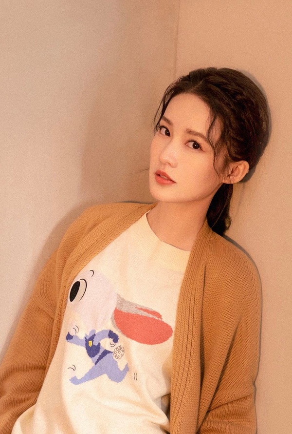 李沁大胆穿"露胃装",牛油果绿背心清爽可爱,马甲线让人羡慕了