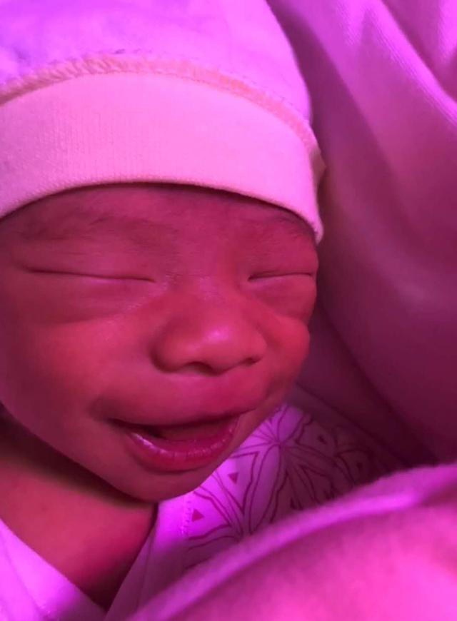 刚出生的宝宝奇丑无比宝妈在产房里崩溃大哭网友我不想生了