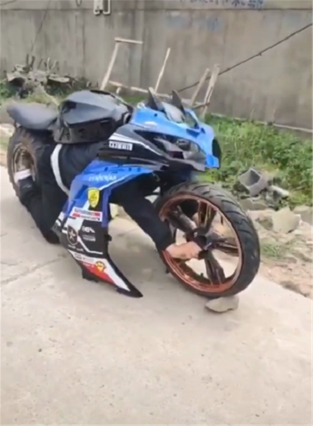 人肉型机车套摩托车外壳前轮用手拿捏看似拉风实则摆设