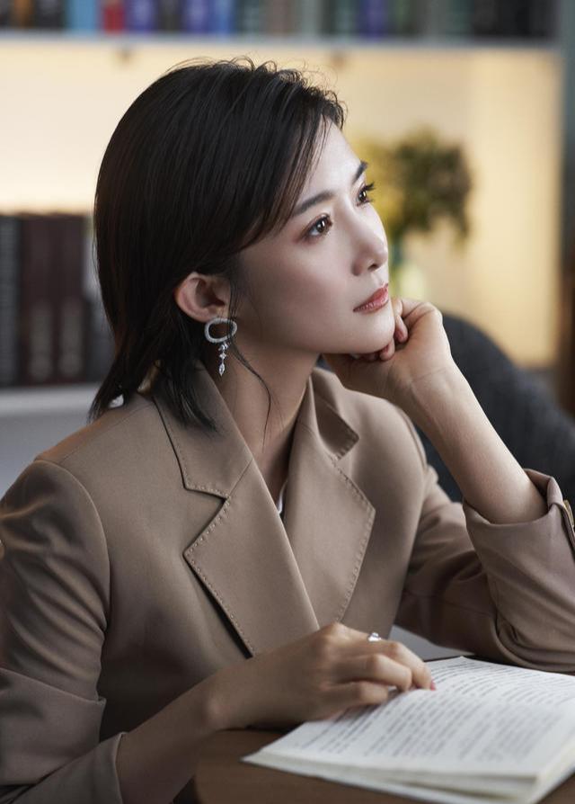 蔡紫彻底转战娱乐圈大刊上演西装杀与同主持金奖邹韵相差大太