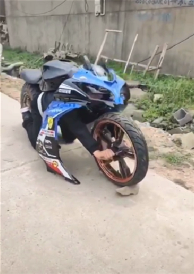 人肉型机车套摩托车外壳前轮用手拿捏看似拉风实则摆设