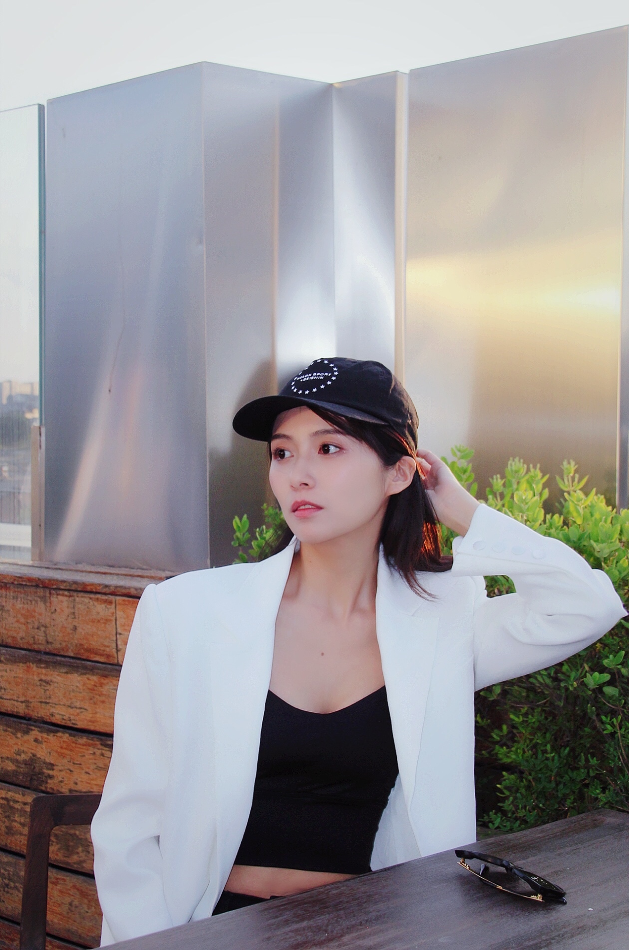 演员俞思远初夏街拍大片同款造型演绎可盐可甜不同女人味