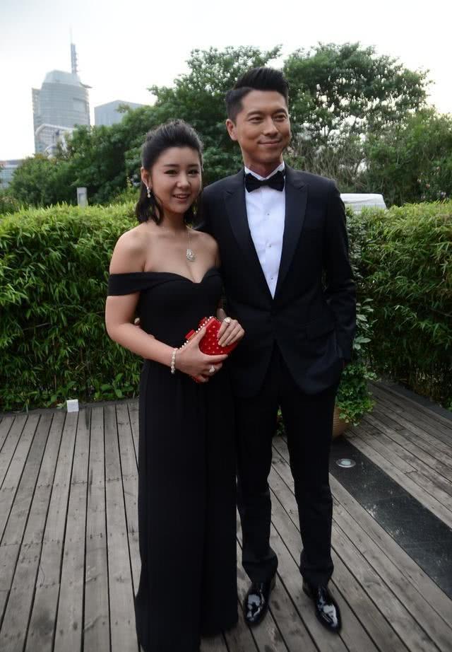 她15岁就出道,嫁相恋7年男友后淡出圈,男友把她宠成公主