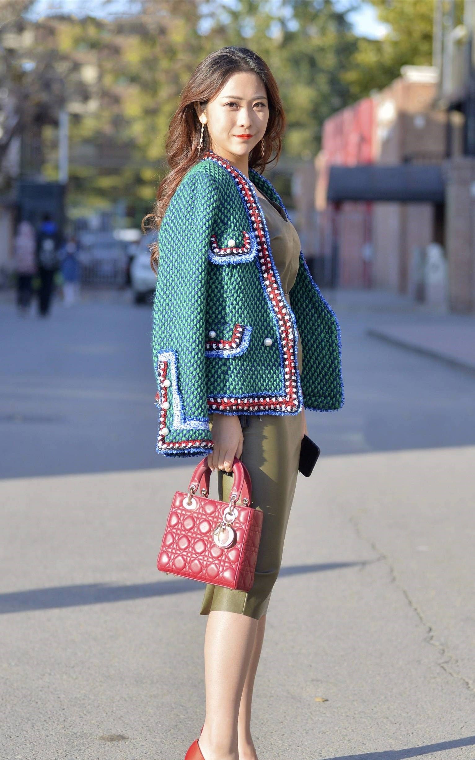红绿撞色搭配最挑人,美女大胆采用红绿撞色搭配,尽显时尚魅力