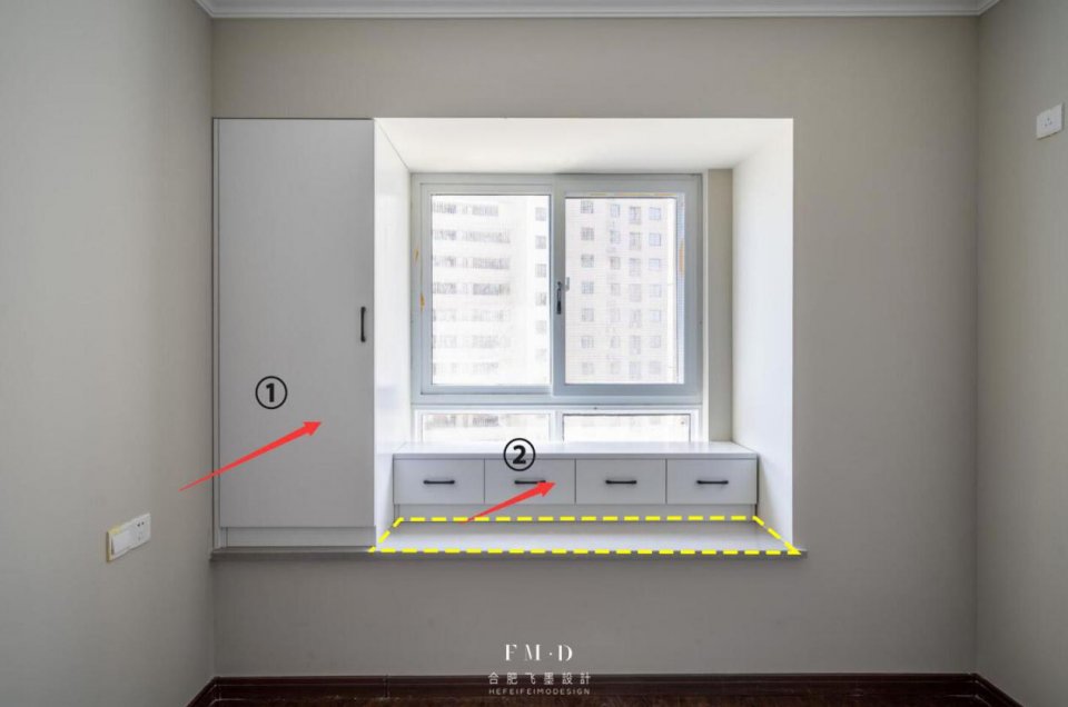 或者在横梁和窗台之间,内嵌一排窄柜,这里可以根据自家飘窗造型来定了