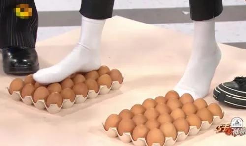 baby光脚踩鸡蛋,最后一个都没碎,网友赐她新称号:人间排骨精
