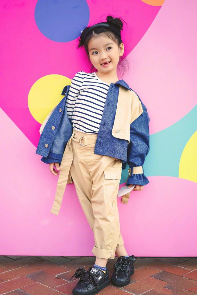 大红毛衣配打底裤扎双马尾似小精灵,7岁穿衣时髦