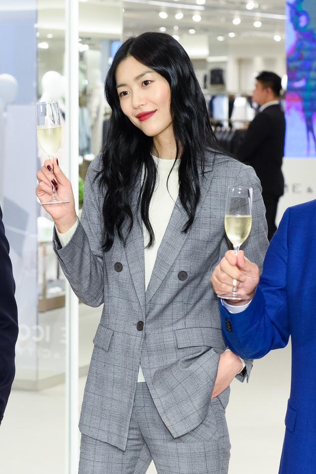 大表姐刘雯的西装穿搭,腿长"一米八"