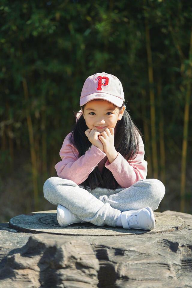 阿拉蕾长大了!大红毛衣配打底裤扎双马尾似小精灵,7岁穿衣时髦