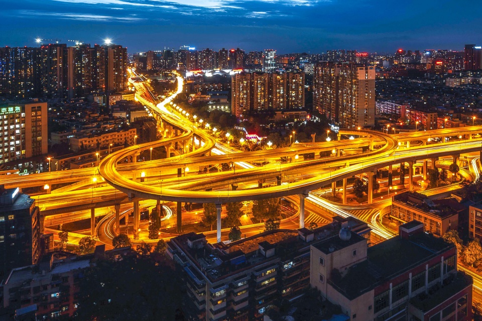镜头中的成都夜景,车辆川流不息,并不像我们印象中的休闲城市