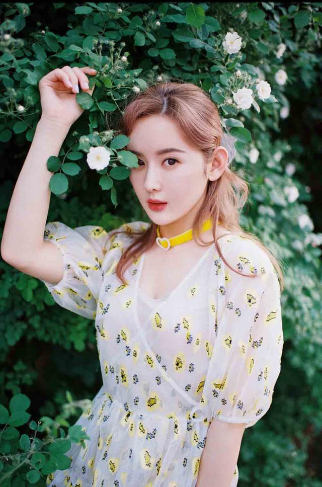 杨清初夏元气写真笑容治愈甜度满分