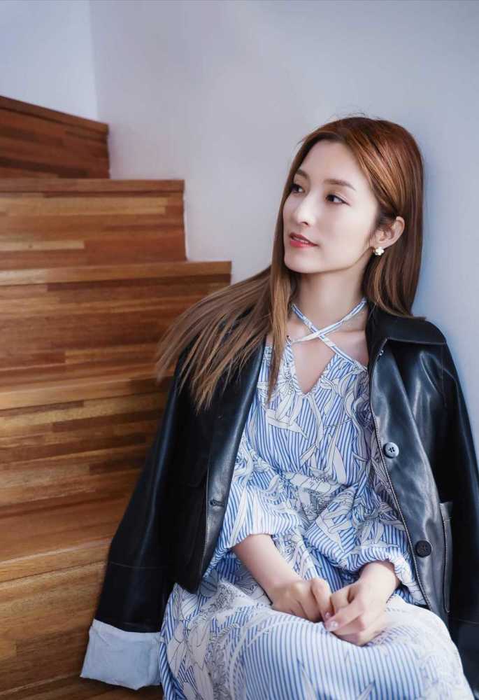 潘辰气质感"绝"了,穿绿色吊带连体裤高级大气,被惊艳到了