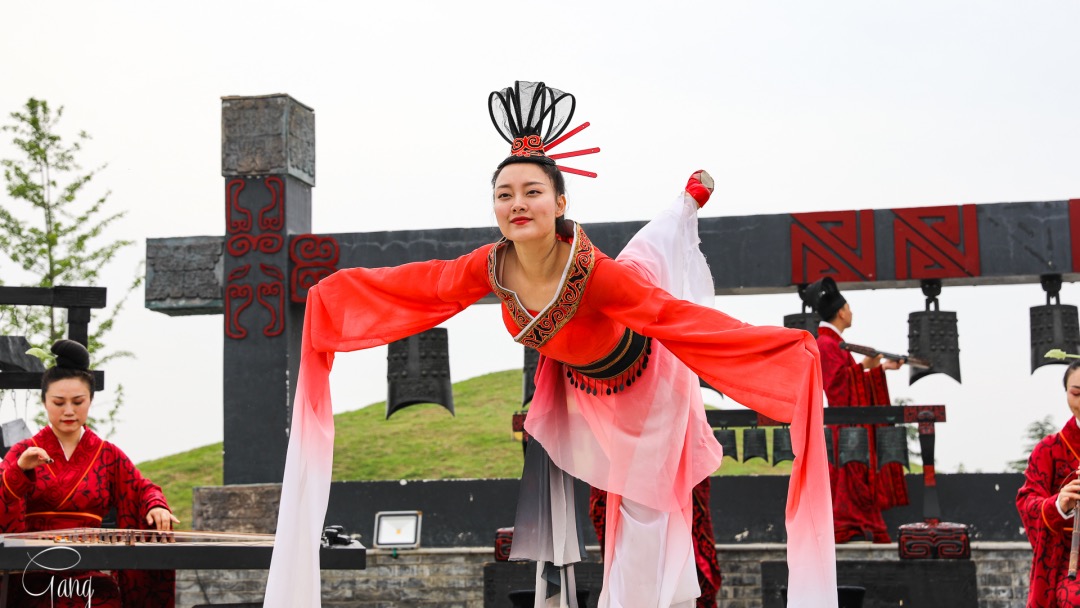 在河南信阳,通过编钟音乐体验舞蹈艺术中"楚舞文化"