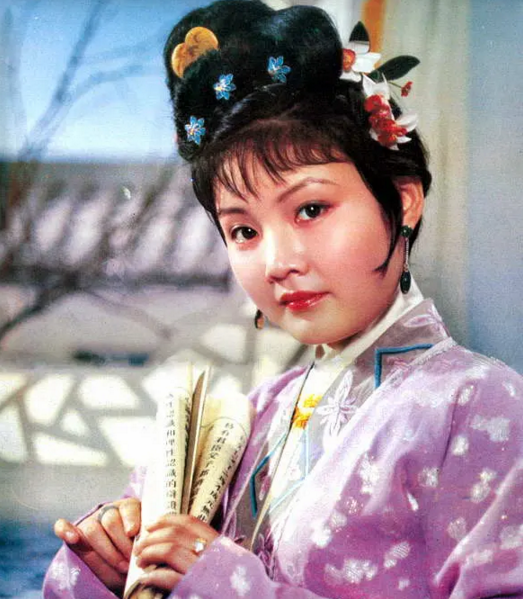 然后12钗其他人………………元春,探春,惜春,都是比角色设定要偏老气