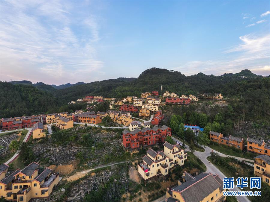 这是广西南丹县"千家瑶寨·万户瑶乡"里湖王尚易地扶贫搬迁安置点(4月