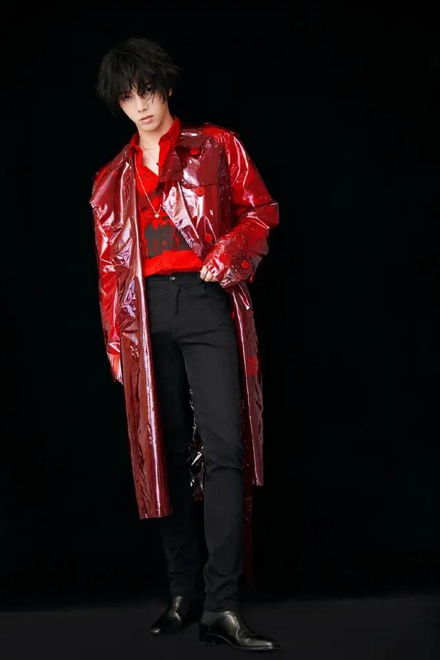 华晨宇不仅是乐坛的怪咖,更是时尚界的标杆,穿旗袍裙尽显阳刚!