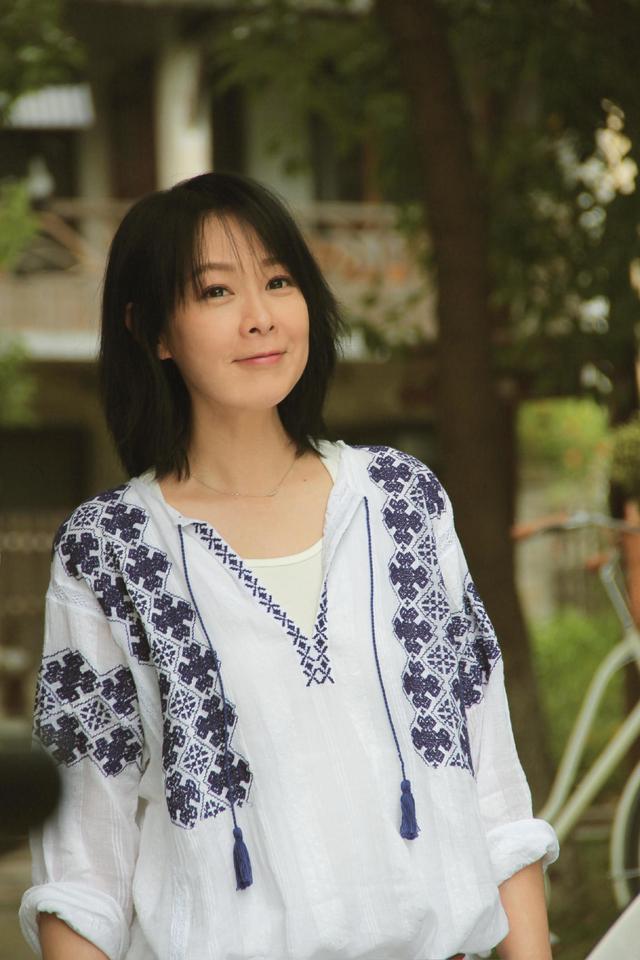 50岁刘若英这样穿好减龄,刺绣上衣配齐肩发型,意外美回小姑娘样