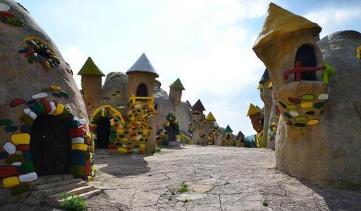 云南出现"矮人国",扮演各种卡通人物,游客:像在童话里一样