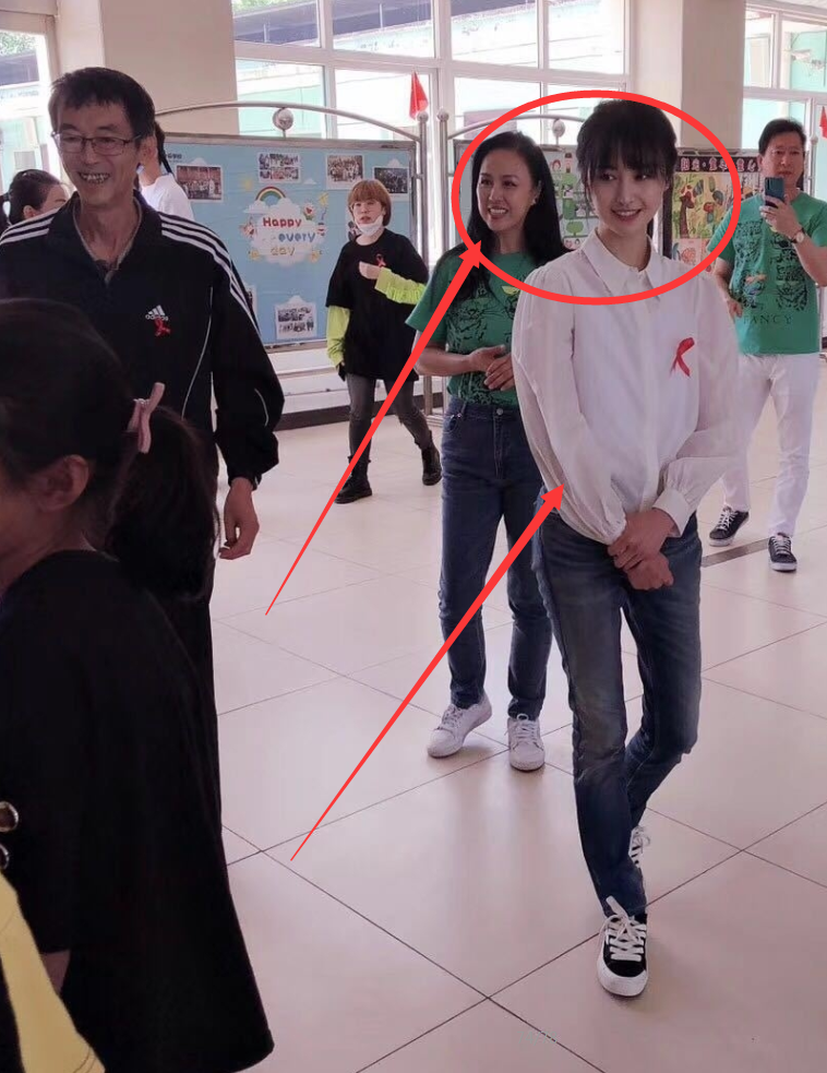 郑爽与妈妈穿同款牛仔裤,看到未修图的腿,才知父母基因有多重要