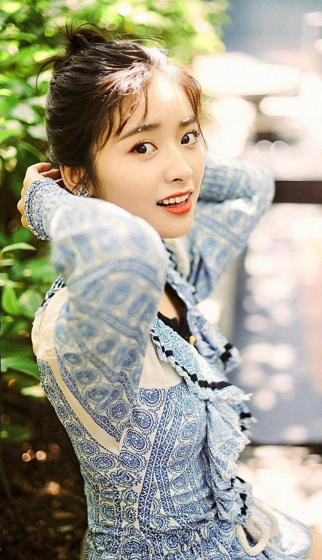 哪吒头造型的沈月时尚可爱,清新的穿搭很加分