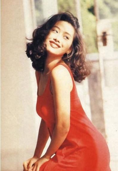 喜欢邱淑贞的网友都发现她很喜欢穿红色,而且还能穿出属于自己的气质