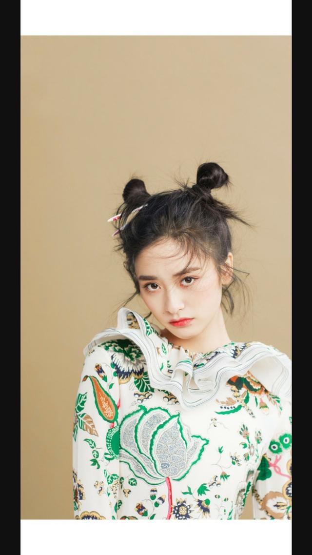 哪吒头造型的沈月时尚可爱,清新的穿搭很加分