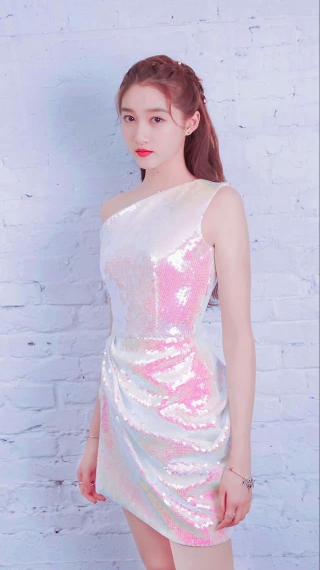 关晓彤一头黑色长发,配白色斜肩亮片短裙气质时髦