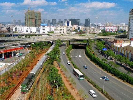 草官铁路草官线是我国早期修筑的窄轨铁路之一,轨距为1公尺,建于1921