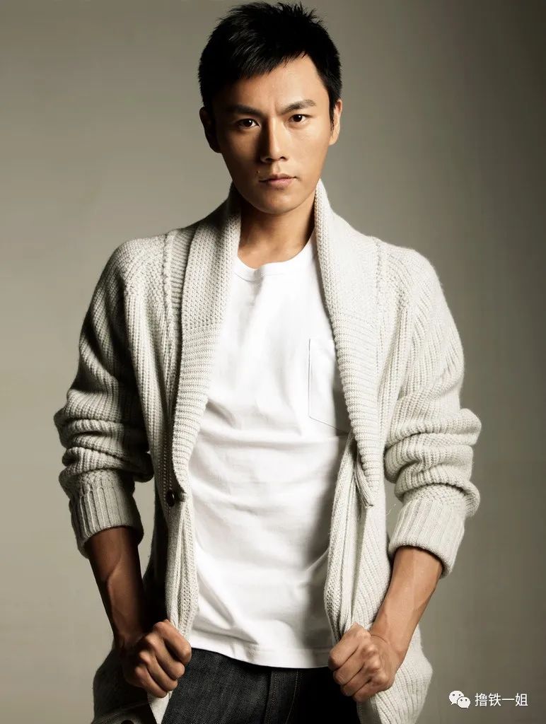 52岁伊能静49岁钟丽缇同框少女感十足但小十几岁的秦昊像老父亲