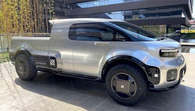全球首例会变形的皮卡，3座椅布局+对开门，中控台像办公桌！
