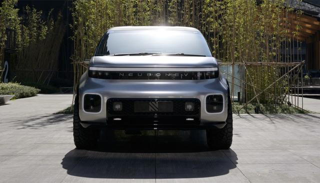 全球首例会变形的皮卡，3座椅布局+对开门，中控台像办公桌！