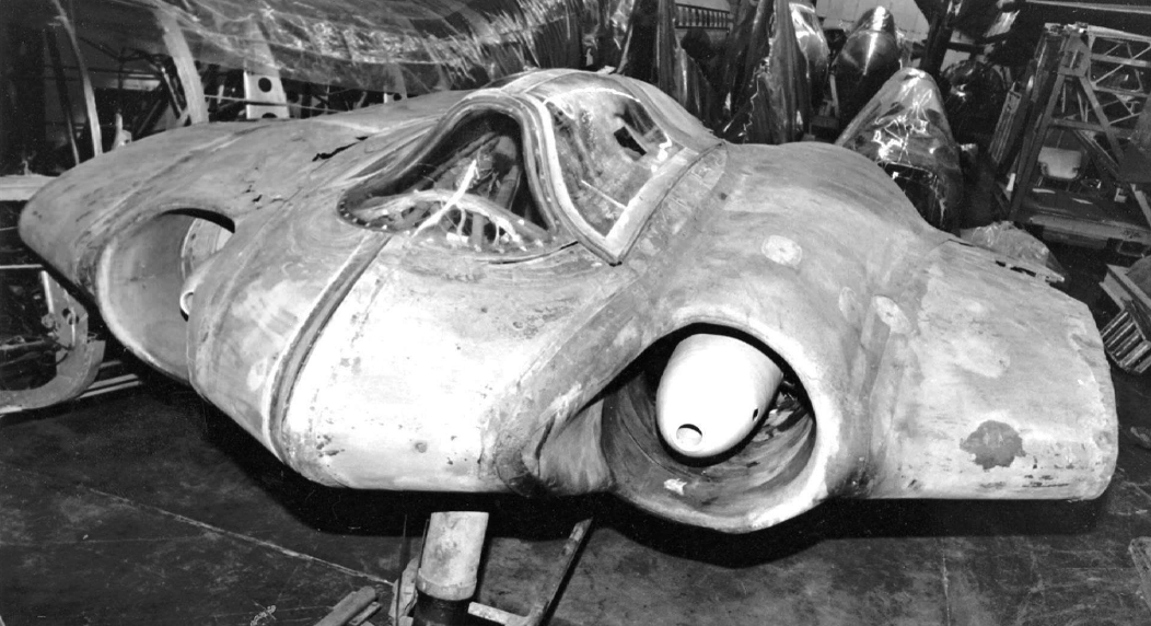 罗斯威尔事件指的是美国军方发现了坠落的外星飞船,并且里面还有着四