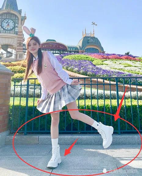 有种"小心机"叫鞠婧祎,和闺蜜约好穿小白鞋,她却偷偷加了高度