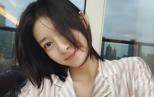 王雨馨凌晨发文,令人担忧!曾与小6岁黄景瑜被曝领证