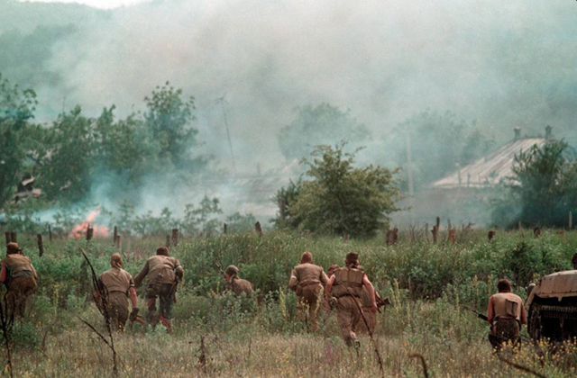 90名士兵被2000多人包围,鏖战三天6人幸存,总统含泪跪敬