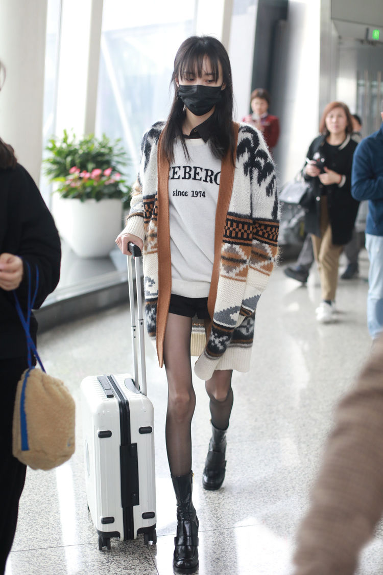 郑爽越来越高调,穿黑丝袜配酒红色针织开衫,玩下衣失踪好抢镜