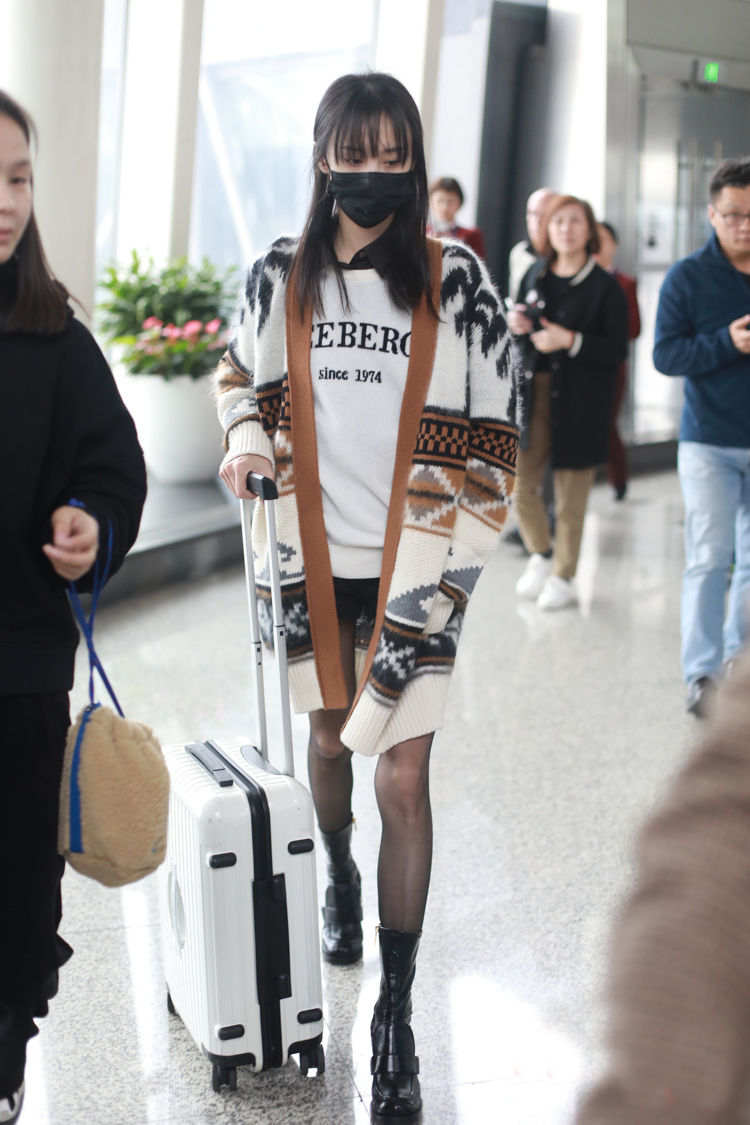 郑爽越来越高调,穿黑丝袜配酒红色针织开衫,玩下衣失踪好抢镜