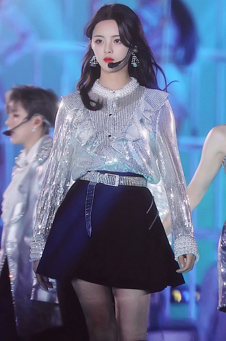 杨超越不愧是火箭少女颜值最高的穿蕾丝衬衫亮片裙似童话公主