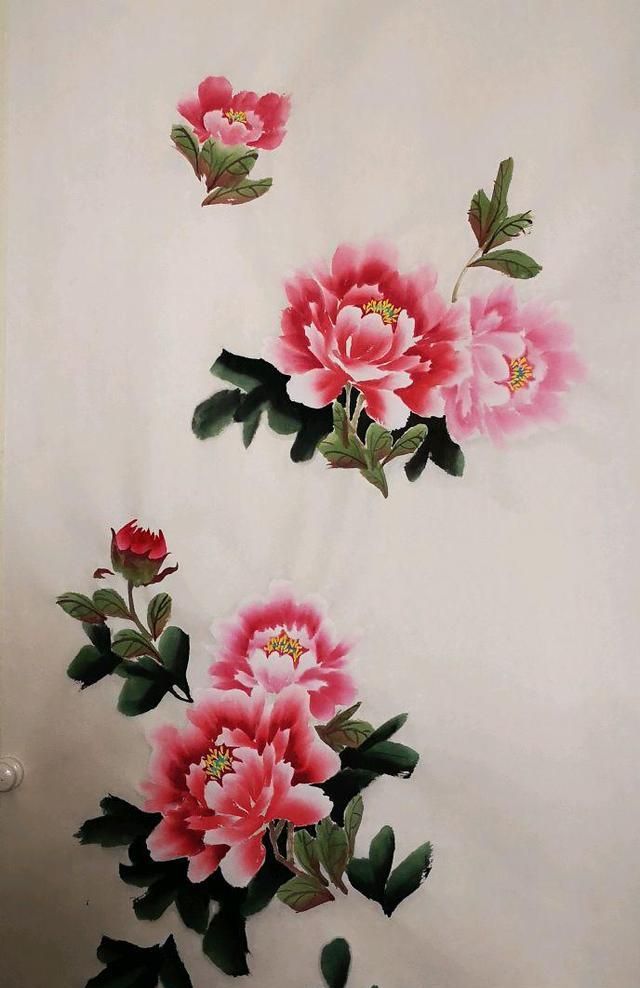 这是整幅画中花头的位置,花心用三氯染,花蕊先用白色画,再用藤黄染.