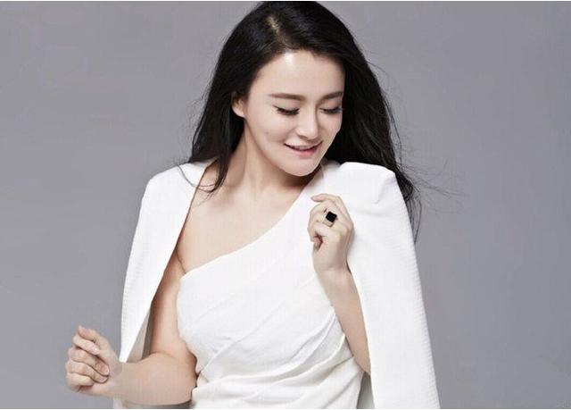 为爱放弃央视工作的冉莹颖,被邹市明一年分手23次,如今后悔了吗