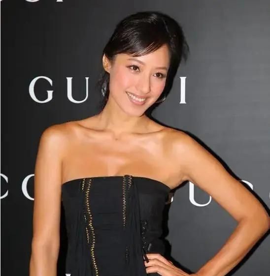 名模蒋怡被老公宠成女王,夫妻甜蜜合照更像一"父女"