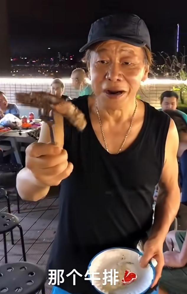 72歲武打巨星梁小龍罕曝近況,手拿盤子微微顫,網友:陳真你老了