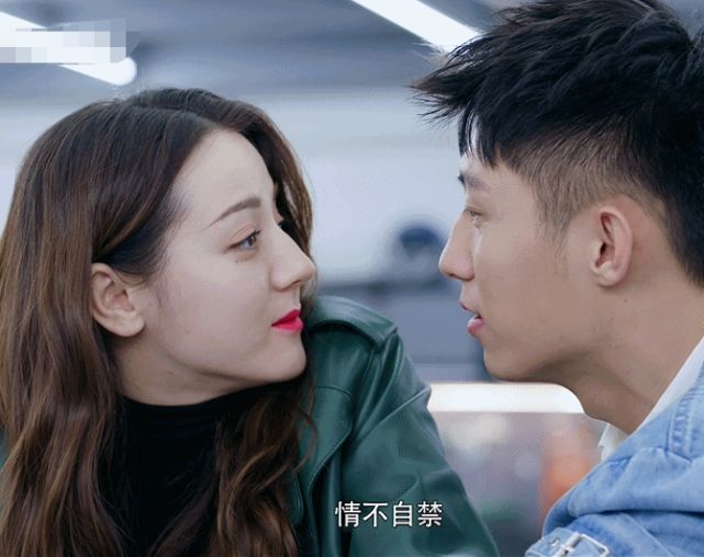 迪丽热巴与黄景瑜对视,看到两人说话的字幕,比巧克力还甜