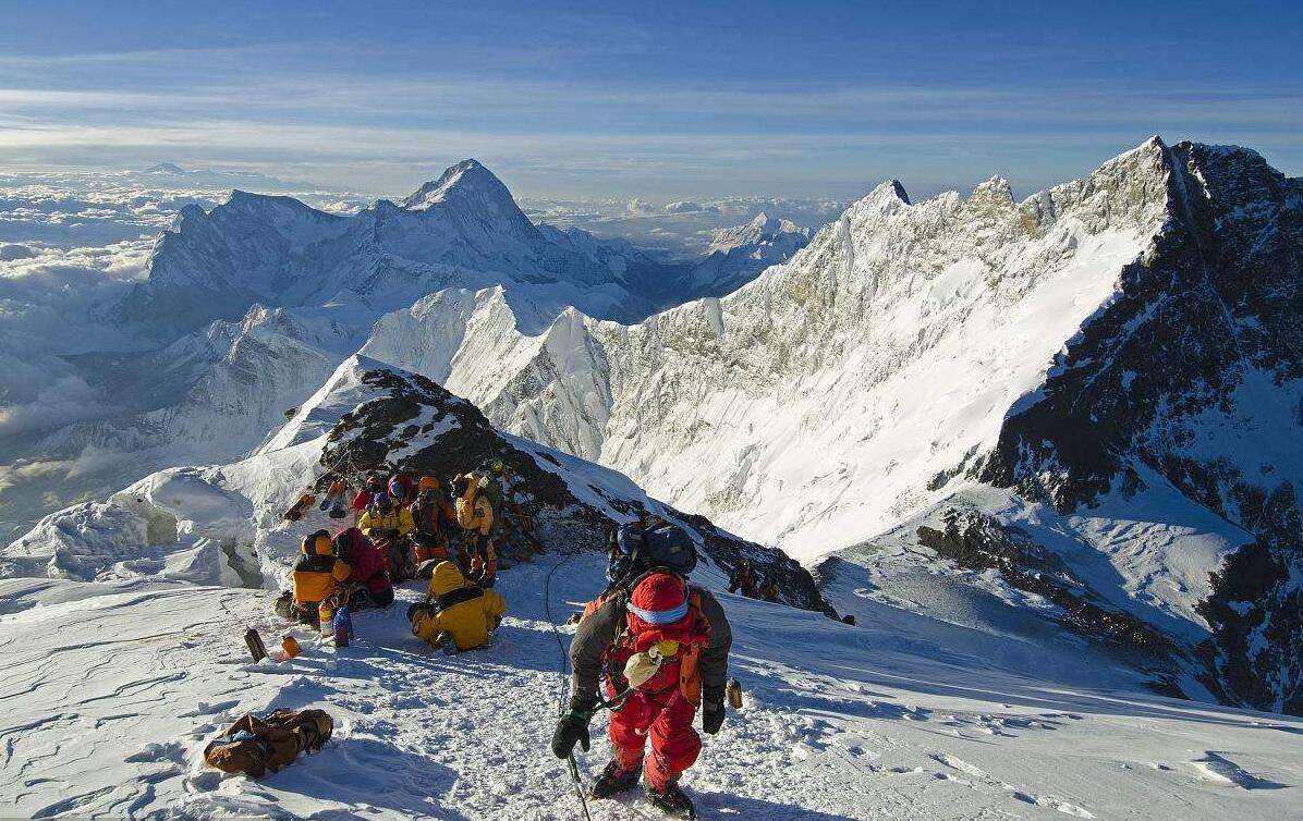 珠峰上登山者的遺體,為何一直沒有人把他們運下山?看專家怎麼說