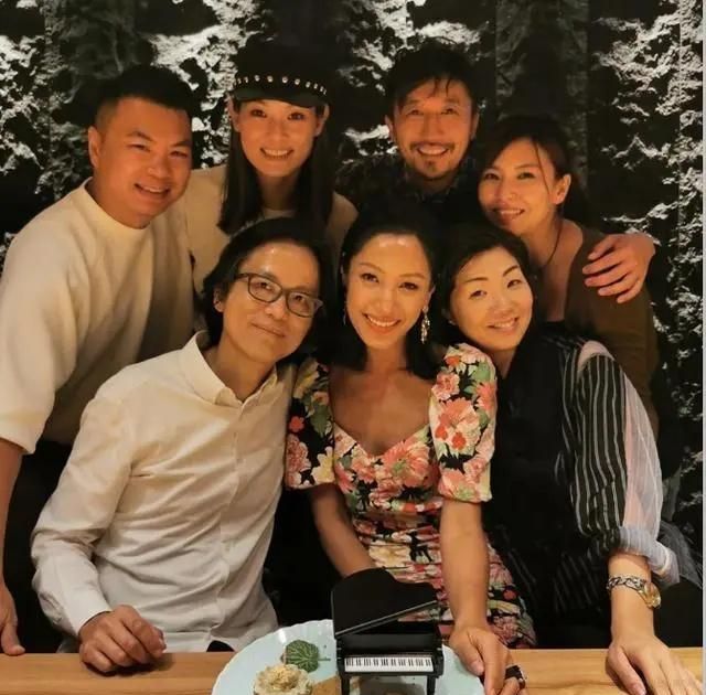 名模蒋怡被老公宠成女王,夫妻甜蜜合照更像一"父女"